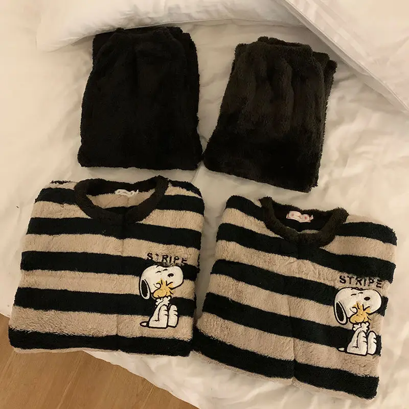 Winter Clothing Patterns - Conjunto de pijama de pelúcia bordado